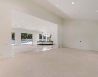 811 N Hillcrest Road - Photo Thumbnail 8