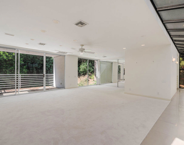 811 N Hillcrest Road - Photo Thumbnail 31