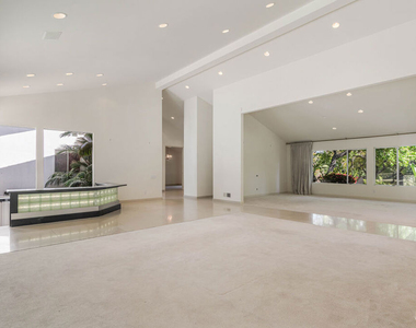 811 N Hillcrest Road - Photo Thumbnail 4