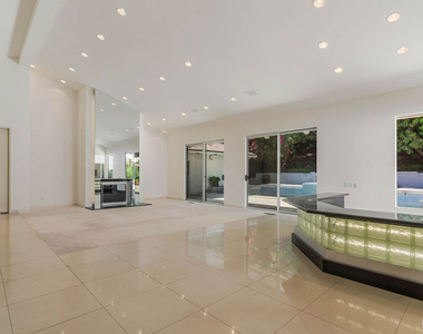 811 N Hillcrest Road - Photo Thumbnail 2