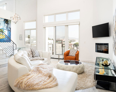 118 S Kenwood Street - Photo Thumbnail 3