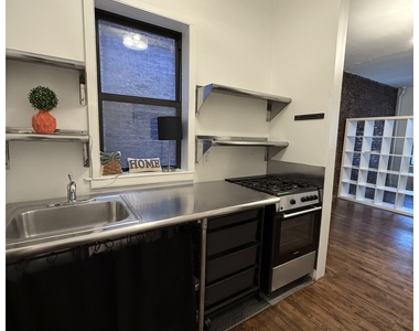 110 Thompson St - Photo Thumbnail 4