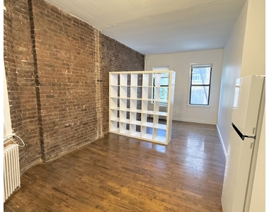 110 Thompson St - Photo Thumbnail 2