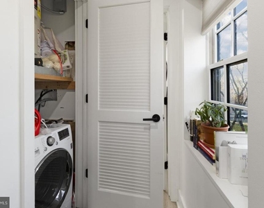 212 Catharine Street - Photo Thumbnail 10