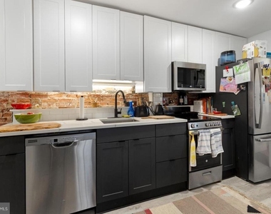 212 Catharine Street - Photo Thumbnail 4
