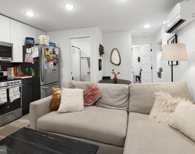 212 Catharine Street - Photo Thumbnail 2