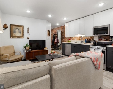 212 Catharine Street - Photo Thumbnail 3