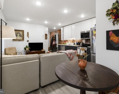 212 Catharine Street - Photo Thumbnail 5