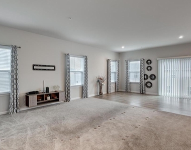 112 Sherman Way - Photo Thumbnail 7
