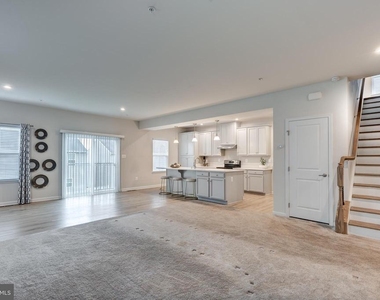 112 Sherman Way - Photo Thumbnail 9