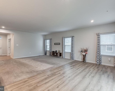 112 Sherman Way - Photo Thumbnail 8