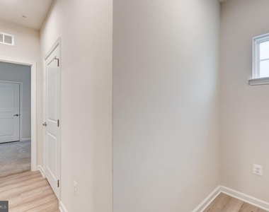 112 Sherman Way - Photo Thumbnail 18