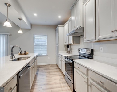 112 Sherman Way - Photo Thumbnail 15