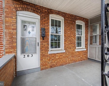 203 N Dupont Street - Photo Thumbnail 2