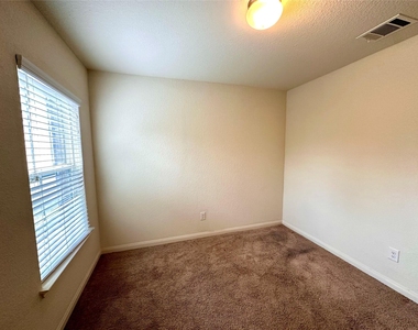1469 Breanna Ln - Photo Thumbnail 9