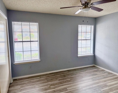 1411 Gracy Farms Ln - Photo Thumbnail 23