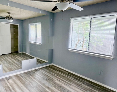1411 Gracy Farms Ln - Photo Thumbnail 22