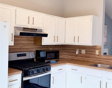 1411 Gracy Farms Ln - Photo Thumbnail 11