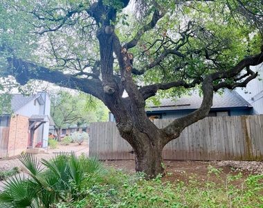 1411 Gracy Farms Ln - Photo Thumbnail 27