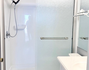 1411 Gracy Farms Ln - Photo Thumbnail 12
