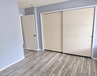 1411 Gracy Farms Ln - Photo Thumbnail 24
