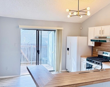 1411 Gracy Farms Ln - Photo Thumbnail 15