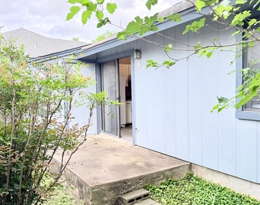 1411 Gracy Farms Ln - Photo Thumbnail 17