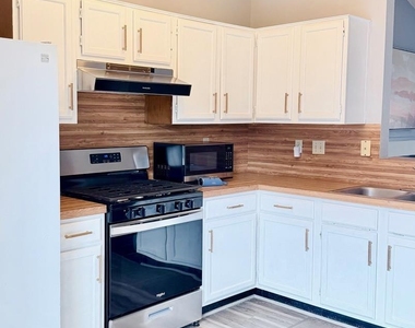 1411 Gracy Farms Ln - Photo Thumbnail 21