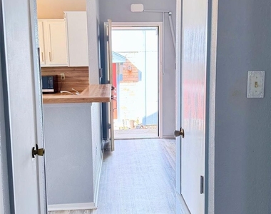 1411 Gracy Farms Ln - Photo Thumbnail 14
