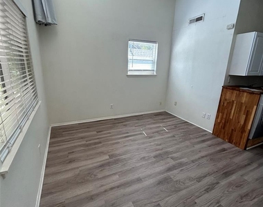 1106 W 22nd 1/2 St - Photo Thumbnail 2