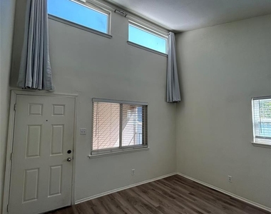 1106 W 22nd 1/2 St - Photo Thumbnail 8