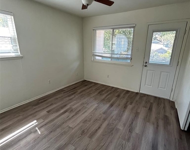 1106 W 22nd 1/2 St - Photo Thumbnail 5