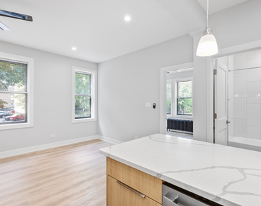 7501 N Eastlake Terrace - Photo Thumbnail 5