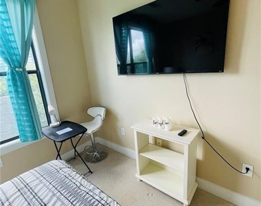 799 Hammond Drive - Photo Thumbnail 5