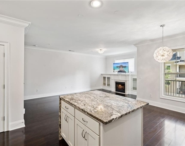 2707 Wander Lane - Photo Thumbnail 9