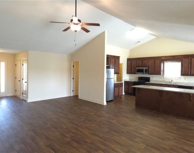 2125 Savannah Drive - Photo Thumbnail 4
