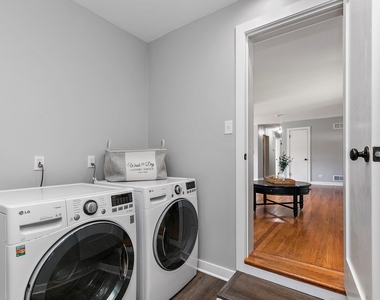 1037 N Harrison Street - Photo Thumbnail 11