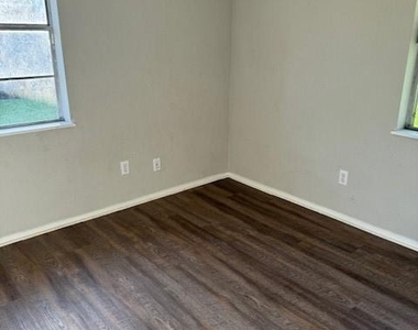 1208 Glendale Street - Photo Thumbnail 8