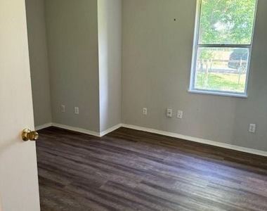 1208 Glendale Street - Photo Thumbnail 9