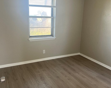 402 Thompson Drive - Photo Thumbnail 13