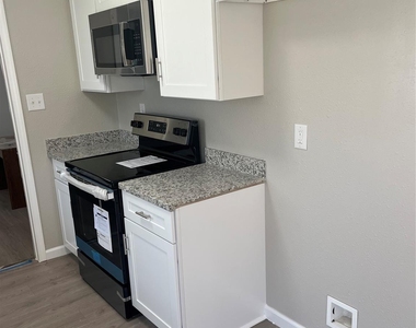 402 Thompson Drive - Photo Thumbnail 6