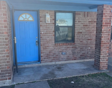 402 Thompson Drive - Photo Thumbnail 2