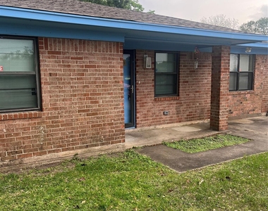 402 Thompson Drive - Photo Thumbnail 1
