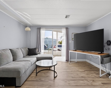 125 Kim Drive - Photo Thumbnail 4