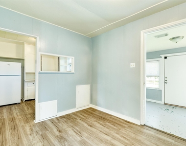 302 W 8th Street - Photo Thumbnail 6