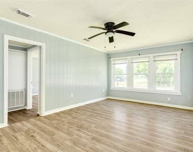 302 W 8th Street - Photo Thumbnail 3