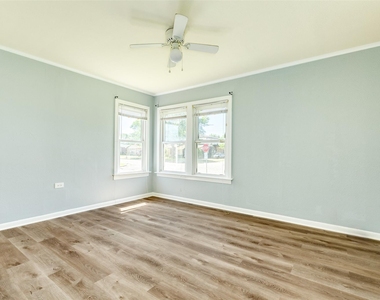 302 W 8th Street - Photo Thumbnail 12