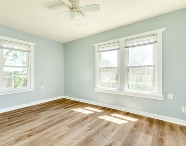 302 W 8th Street - Photo Thumbnail 14