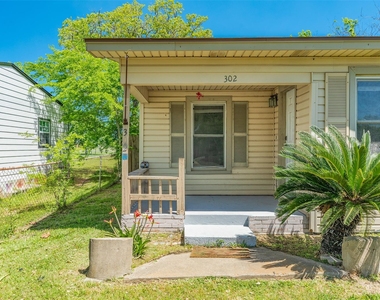 302 W 8th Street - Photo Thumbnail 19