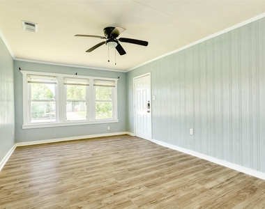 302 W 8th Street - Photo Thumbnail 2